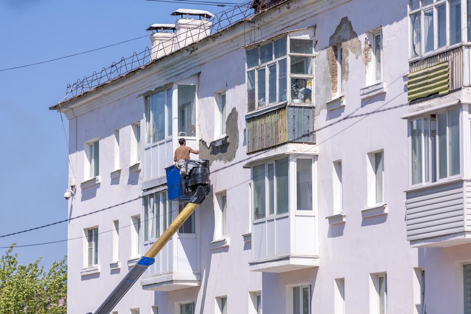 Felújított panelház homlokzata