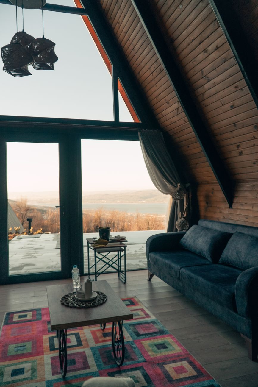 Beépített panorámaablak nappaliban